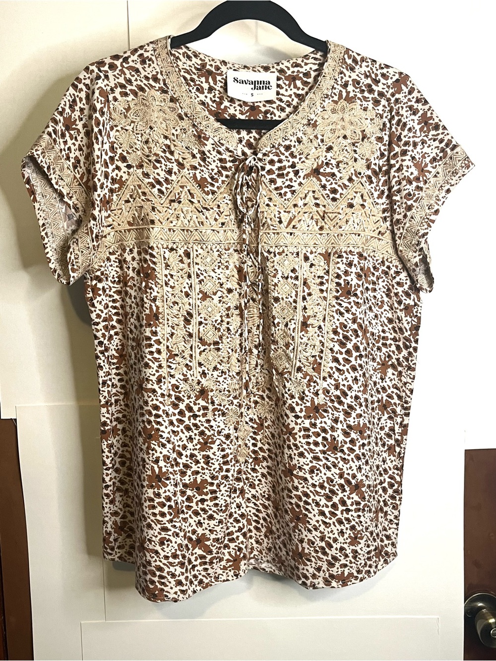Savanna Jane Women’s S Embroidered Animal Print Short Sleeve Tie-Front Blouse